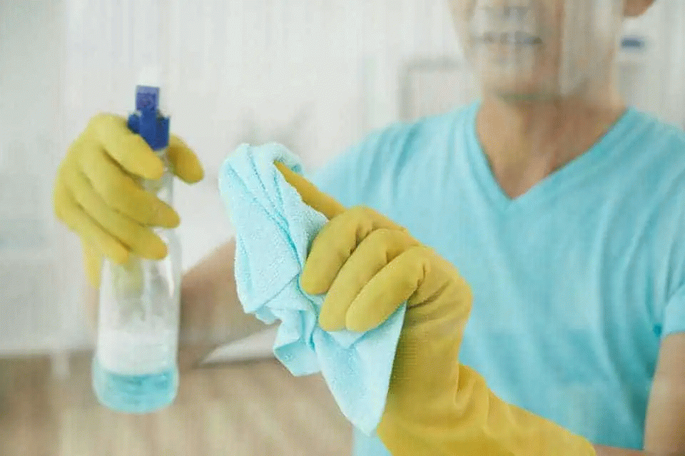 1.-How-To-Remove-Glue-On-Glass.gif